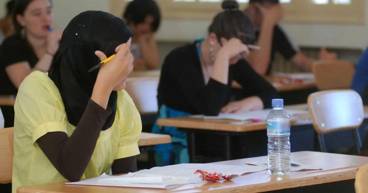 Des élèves transformés en « memes » par les reportages TV : L’ANIRA dit STOP avant le BAC 2025