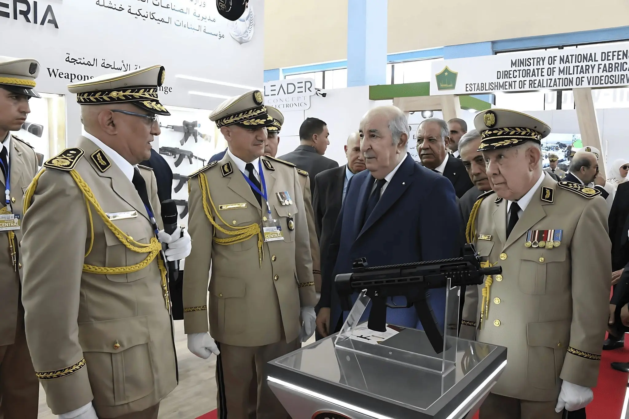 Tebboune découvre la nouvelle arme 100 % locale de l&rsquo;ANP à la FIA [vidéo]