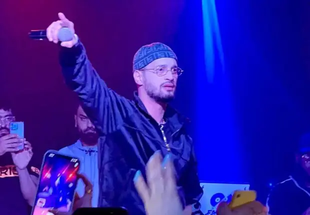 Soolking stoppe net son concert pour défendre une femme agressée à cause d&rsquo;un drapeau palestinien [VIDÉO]