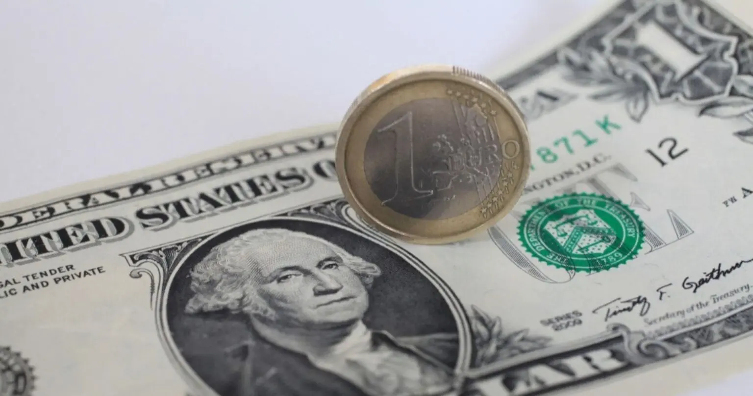 Instabilité des taux de change : l’euro et le dollar face au dinar en Banque et au marché noir