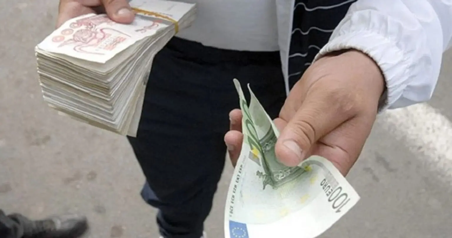 Cours de change des devises en Algérie : que révèlent les chiffres de la Banque et du marché noir ?