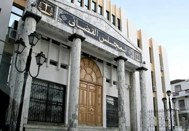 Un père et ses 2 filles jugés pour détournement de fonds de congés maladie