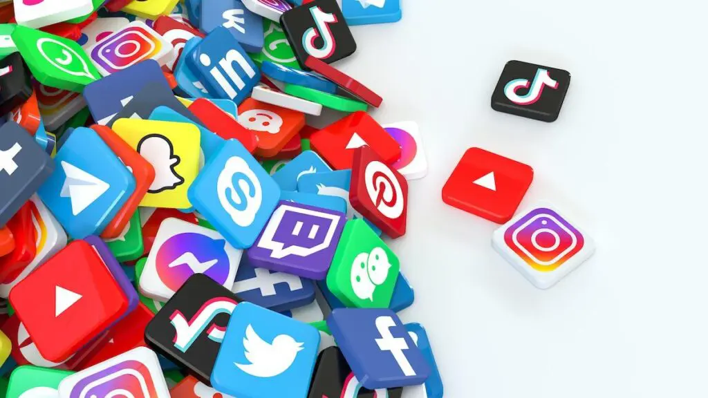 Médias sociaux, technologie et leur impact sur la manière dont les gens gagnent leur vie