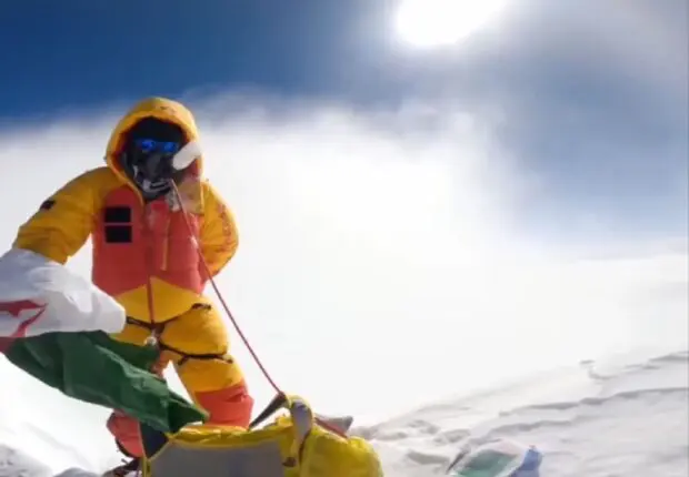 Le drapeau algérien au sommet du monde : Nessim Hachaichi réussit l’ascension de l’Everest
