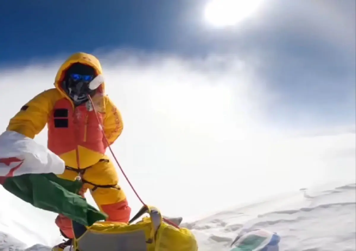 Le drapeau algérien au sommet du monde : Nessim Hachaichi réussit l’ascension de l’Everest