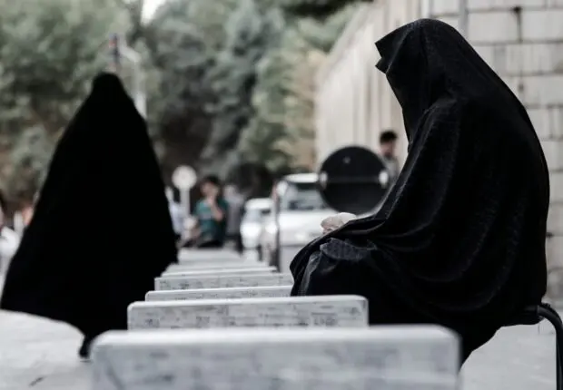 Diffamations contre une femme en niqab : la justice sanctionne sévèrement les accusés