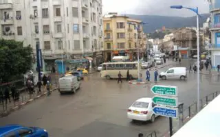 Elle interdit le port de shorts en ville… puis se rétracte : une commune déclenche un tollé