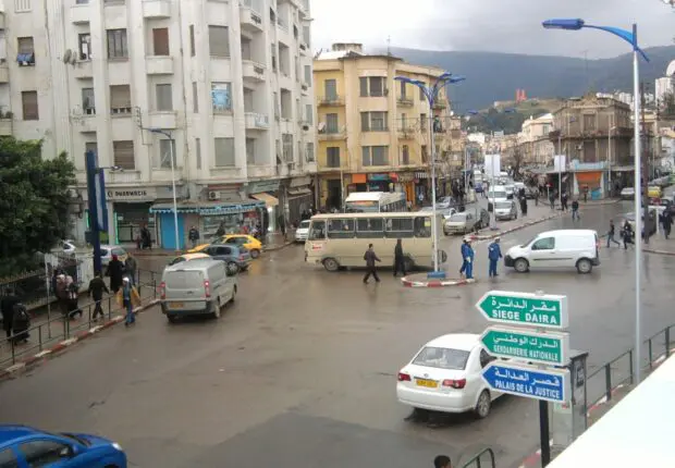 Elle interdit le port de shorts en ville… puis se rétracte : une commune déclenche un tollé