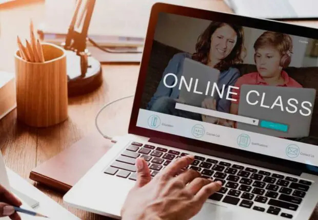 Améliorer son anglais avant l’université : le ministère active sa plateforme pour les bacheliers