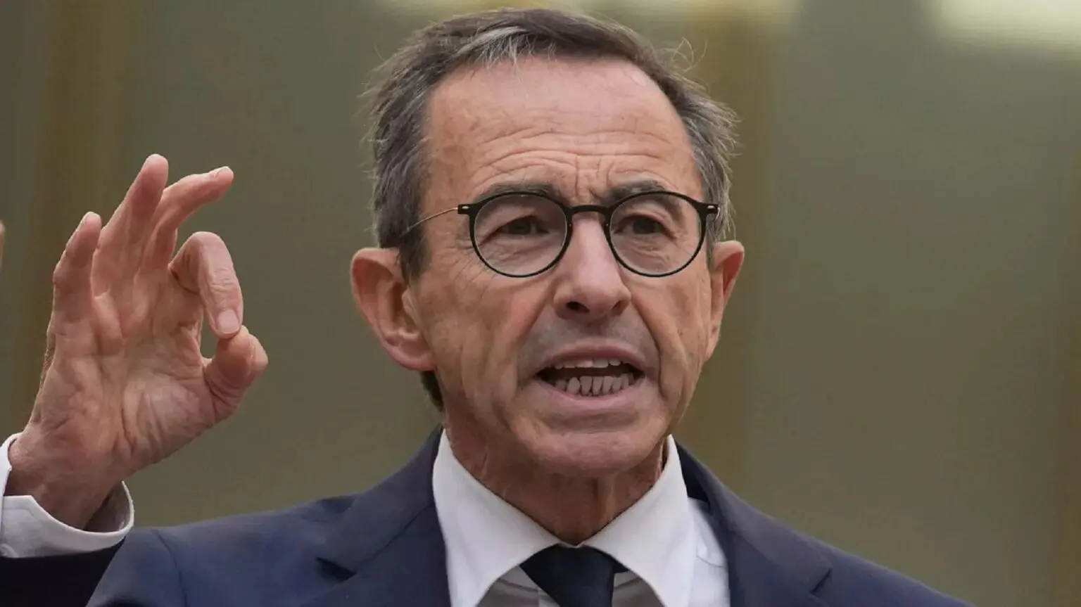 Passeports algériens délivrés en France : Retailleau menace de ne pas reconnaître ces documents