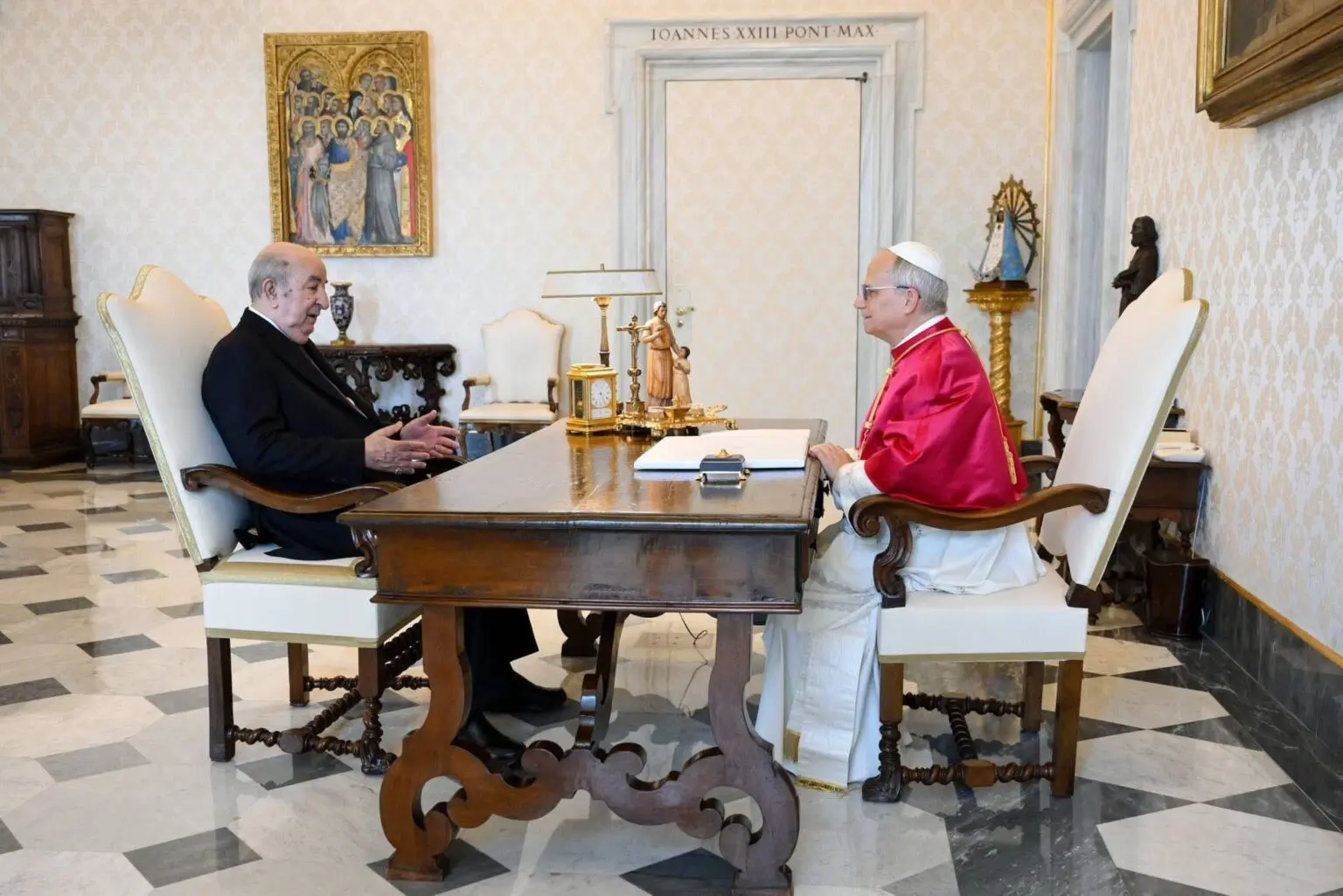Tebboune reçu par le pape Léon XIV au Vatican