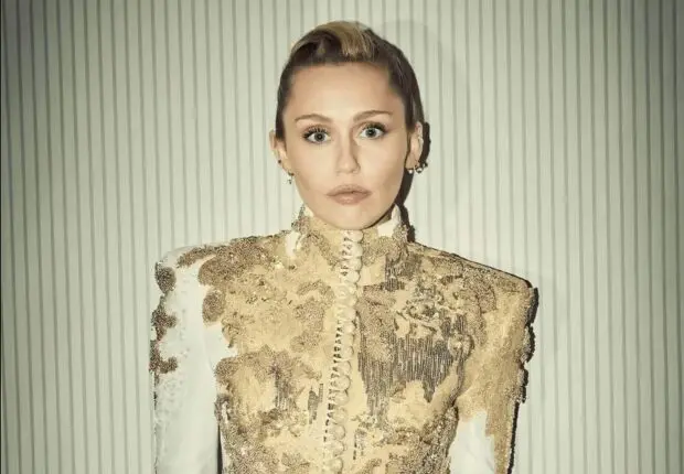 Quand la mode s’inspire : la tenue de Miley Cyrus rappelle le Karakou algérien