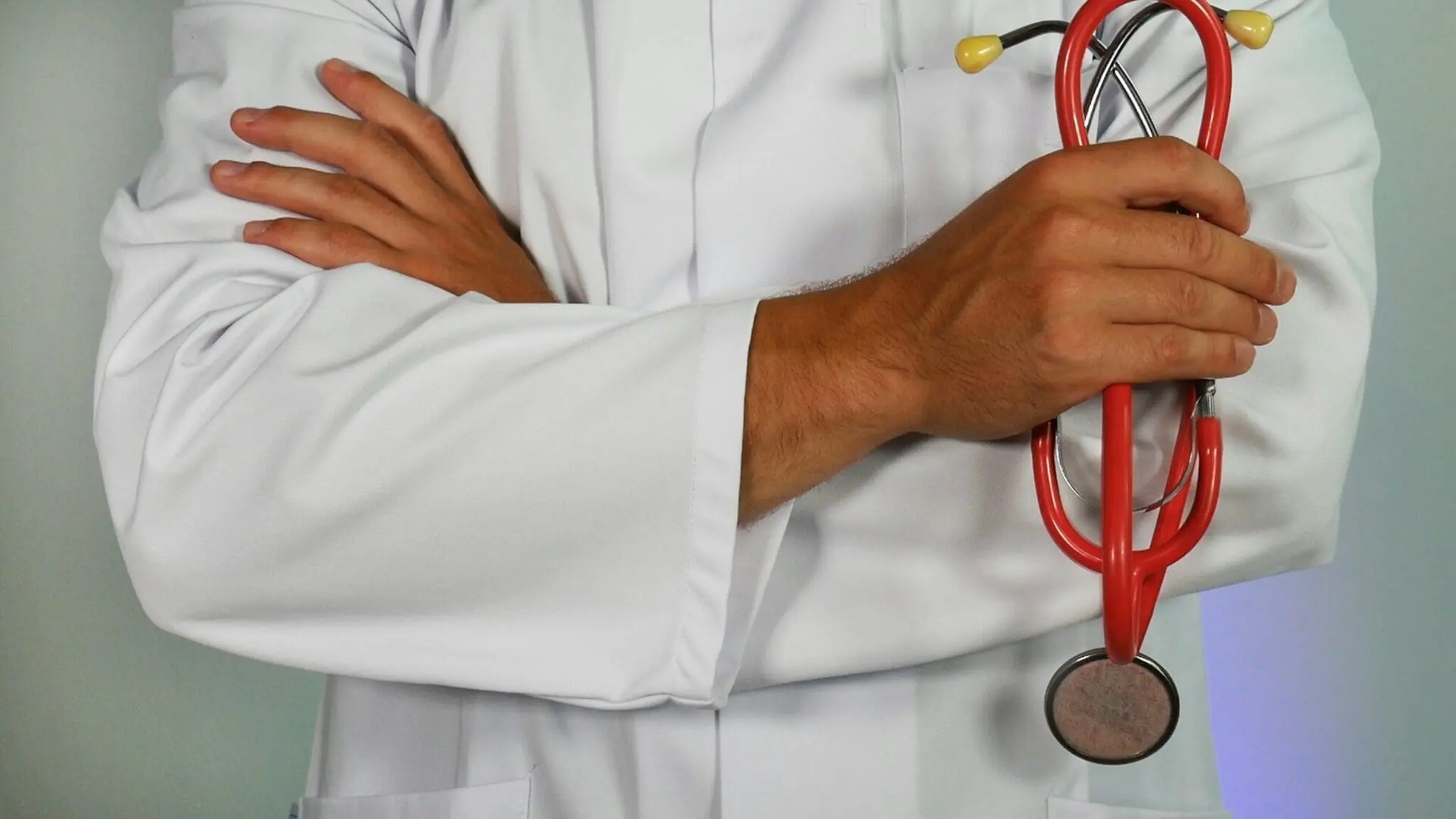 « Même travail, moitié moins de salaire »: ces médecins étrangers qui font tourner l’hôpital français