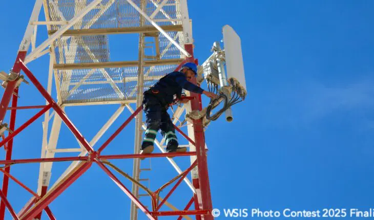 Suspended high above the ground, a telecommunications technician maintains a relay antenna, ensuring a reliable and efficient network. A high-altitude job for seamless connectivity