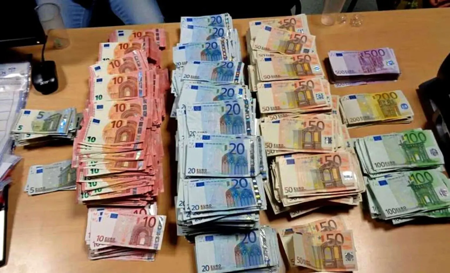 Trafic d’euros : 2 femmes cachent une importante somme dans la zone intime