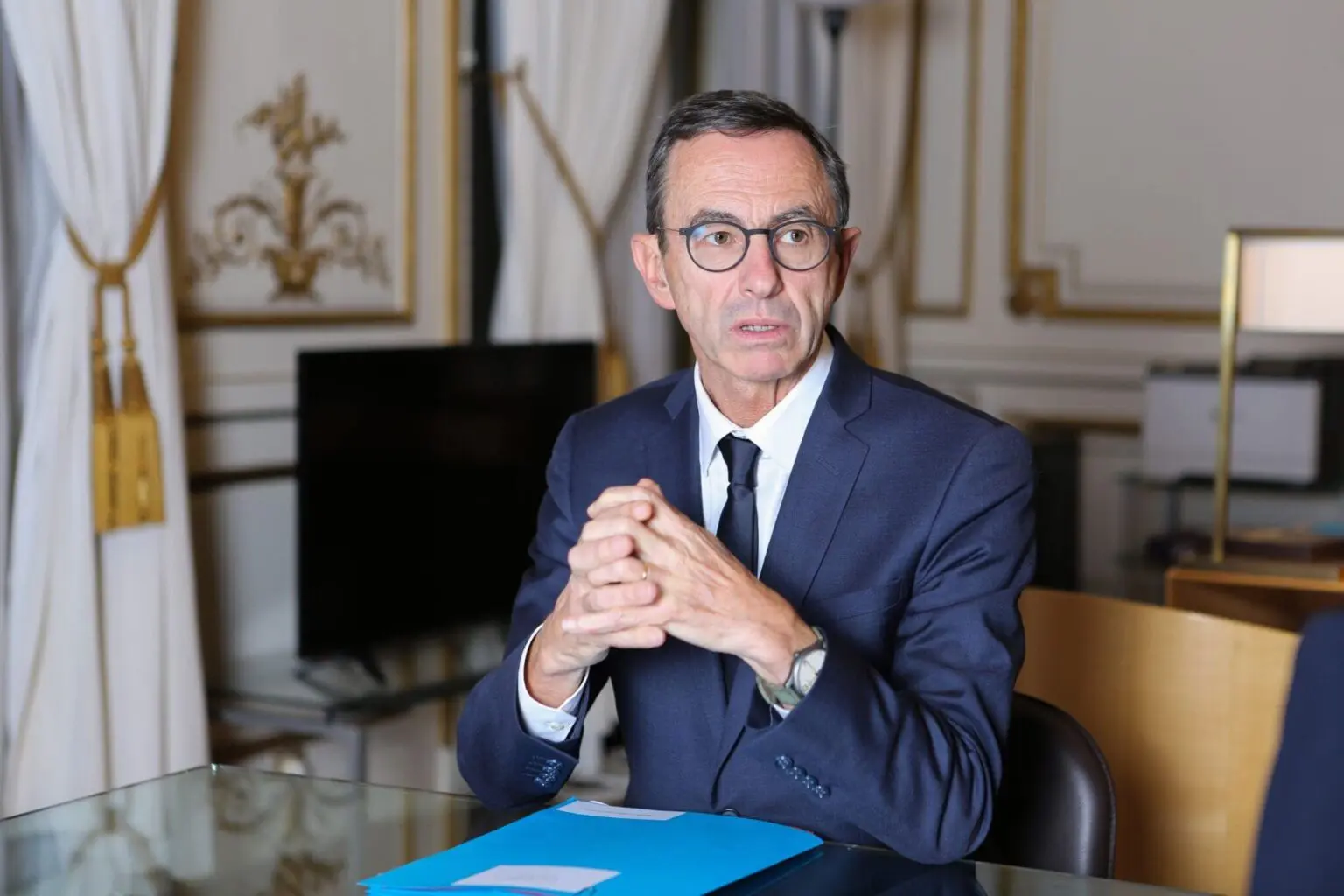 Passeport algérien : le ministère des Affaires étrangères rappelle à Retailleau les lois