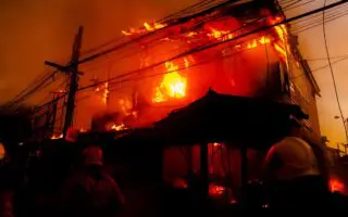 Drame à Tlemcen : il tue une famille entière avant d’incendier leur maison, un jeune homme arrêté