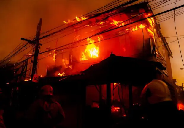 Drame à Tlemcen : il tue une famille entière avant d’incendier leur maison, un jeune homme arrêté