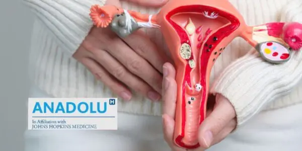 L’endométriose, une maladie chronique silencieuse qui bouleverse la vie de millions de femmes