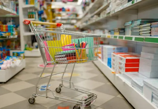 Fournitures scolaires : l’État active la vente directe pour alléger les prix
