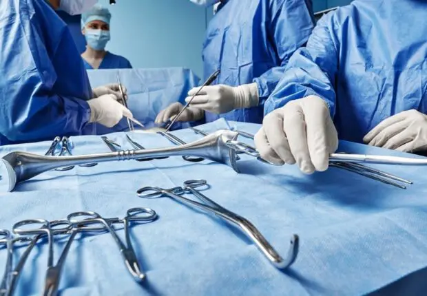 Prouesse médicale à Alger : une tumeur géante de 14 kg retirée d’un enfant