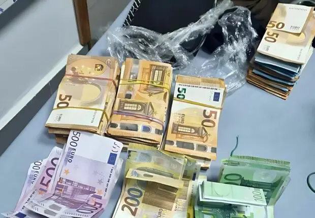 Plus de 1,8 million d’euros contrefaits saisis : coup de filet majeur à Chlef