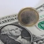 Taux de change des devises en Algérie : que révèlent les chiffres de la Banque et du marché noir ?