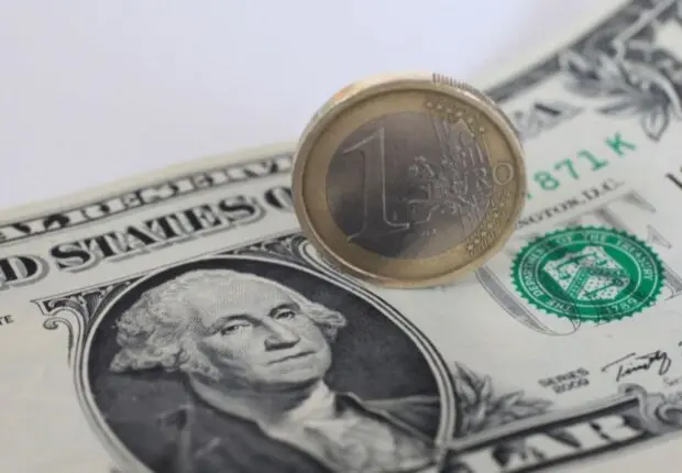 Taux de change des devises en Algérie : que révèlent les chiffres de la Banque et du marché noir ?