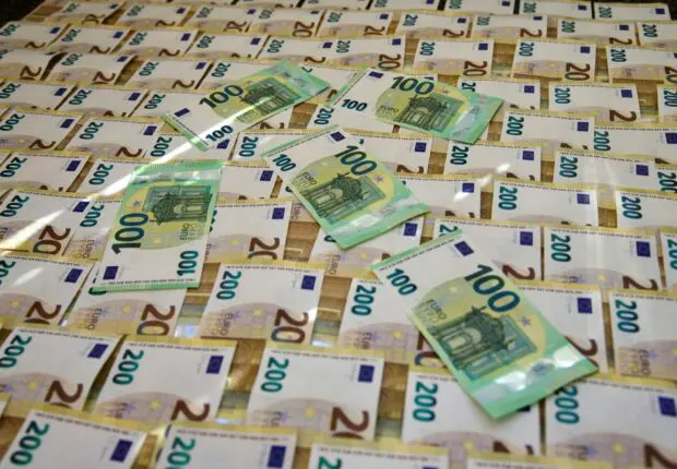 Dattes, rasoirs, chargeurs… les cachettes insolites des 1,2 million d’euros saisis par la Douane