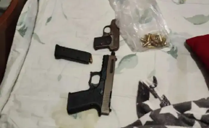 Deux armes à feu ont été saies lors de l'opération.