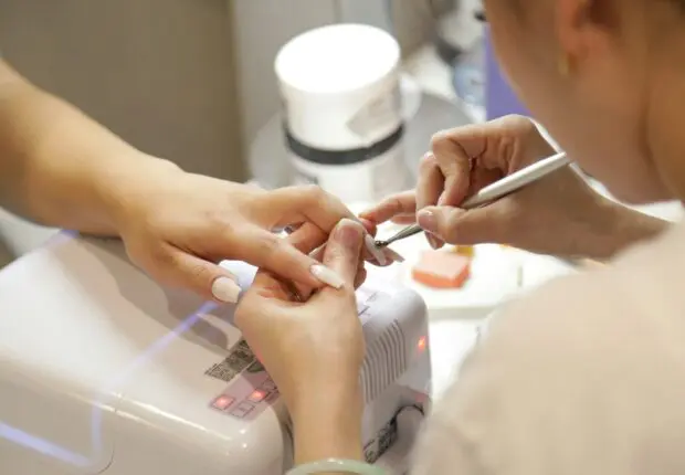 Le vernis semi-permanent bientôt interdit en Europe ? On vous explique tout