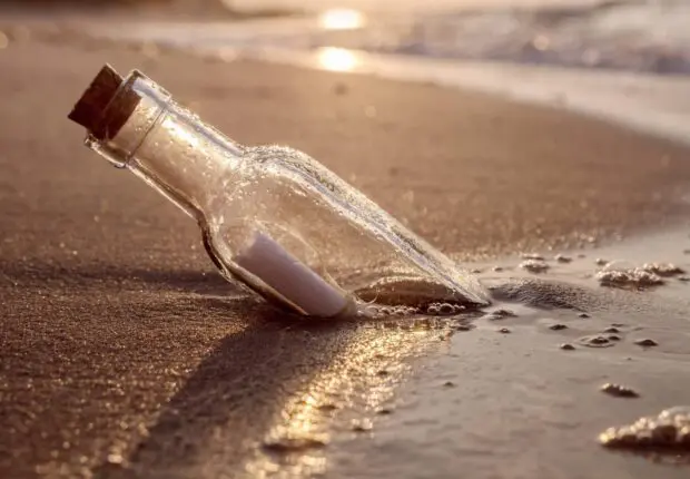 « À nos frères de Gaza » : parties d’Algérie, des bouteilles d’espoir échouent sur une plage à Béja