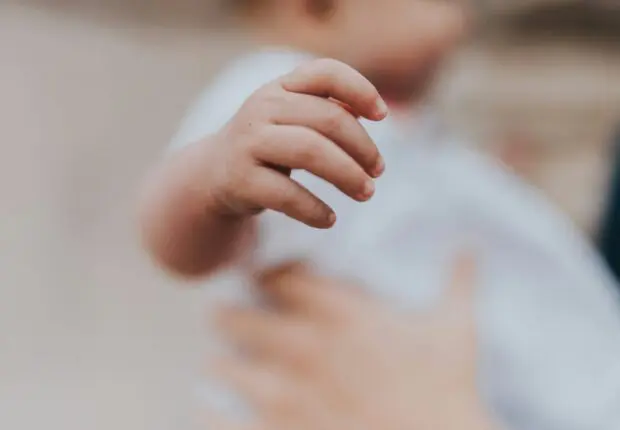 Drame à Athènes : une mère algérienne accusée d’avoir asphyxié sa fille de 3 ans