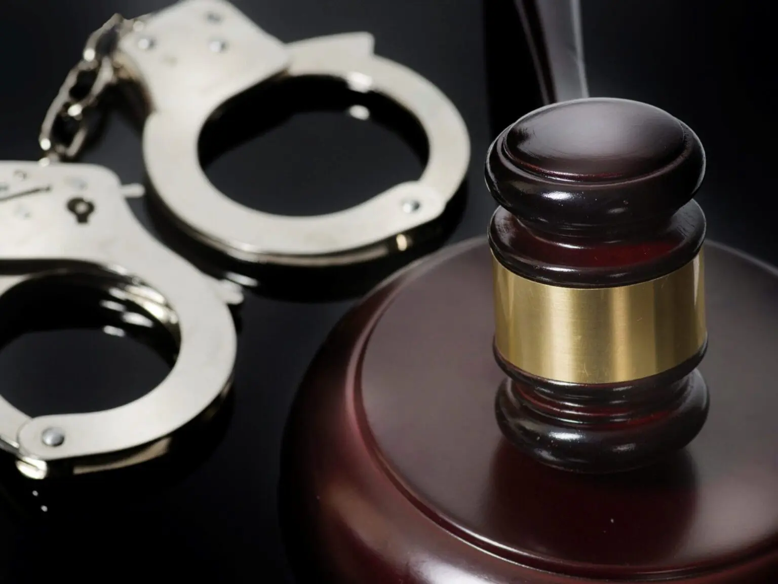 Agressé et dépouillé en pleine ville : la vidéo qui a conduit à l’arrestation de 2 agresseurs à Oran