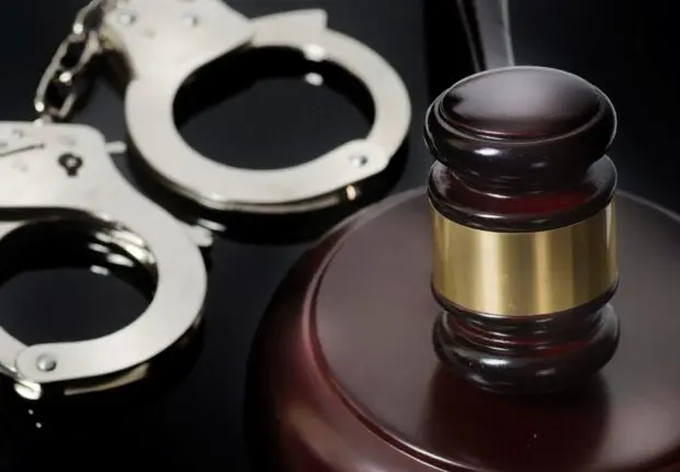 Agressé et dépouillé en pleine ville : la vidéo qui a conduit à l’arrestation de 2 agresseurs à Oran