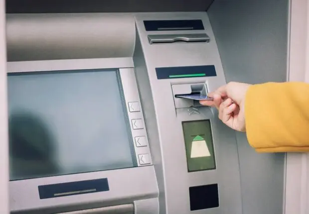 Le réseau postal s’élargit avec 600 nouveaux GAB multi-services (retraits et dépôts)