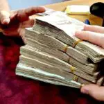 Politiciens « clients à risque » : gel immédiat des comptes d&rsquo;assurance désormais possible dans ces cas