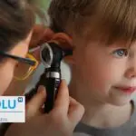 Votre enfant a mal à l&rsquo;oreille ? Reconnaître les signes de l&rsquo;otite moyenne et agir efficacement