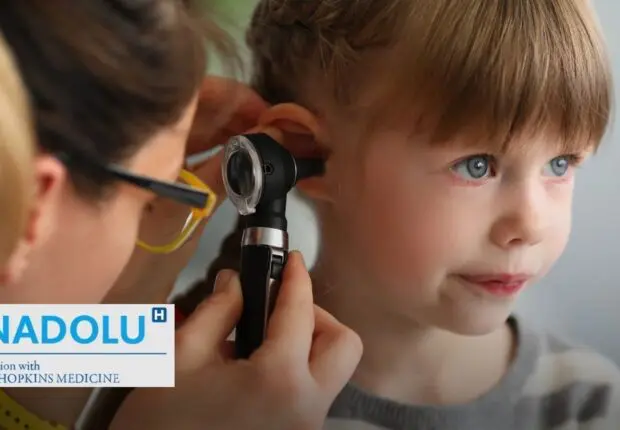 Votre enfant a mal à l’oreille ? Reconnaître les signes de l’otite moyenne et agir efficacement