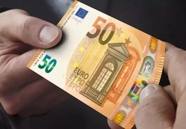 Après sa flambĂ©e sur le marchĂ© noir, l’euro se stabilise : voici ses nouveaux taux de change