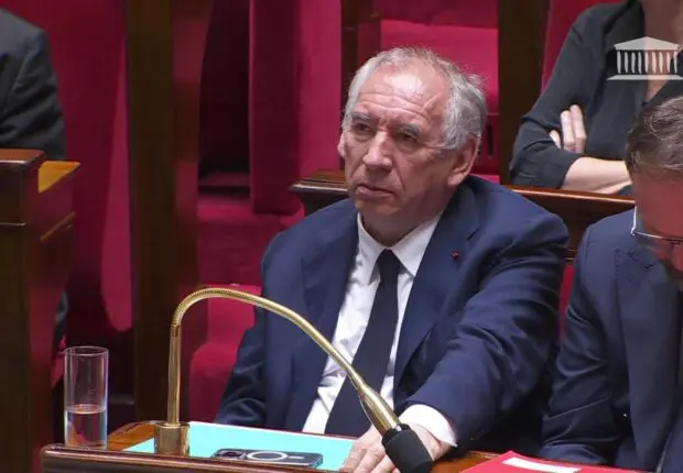 Crise politique à Paris : l’Assemblée nationale met fin au gouvernement Bayrou
