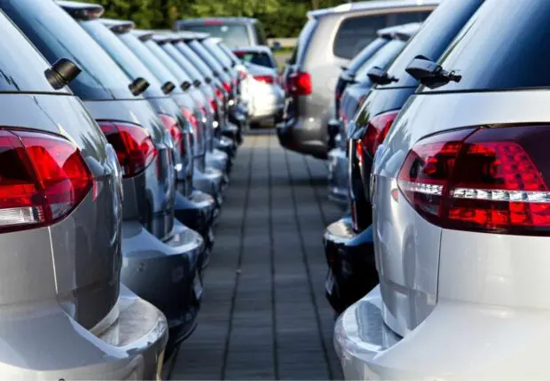 Concessionnaires automobiles en Algérie : Le ministre rappelle les droits des clients