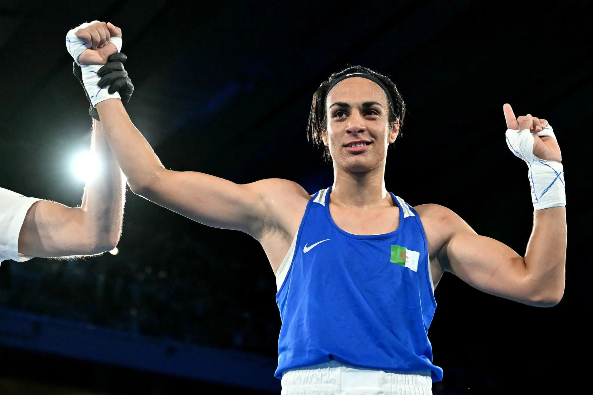 « C’est une sportive féminine » : un chirurgien français prend la défense d’Imane Khelif