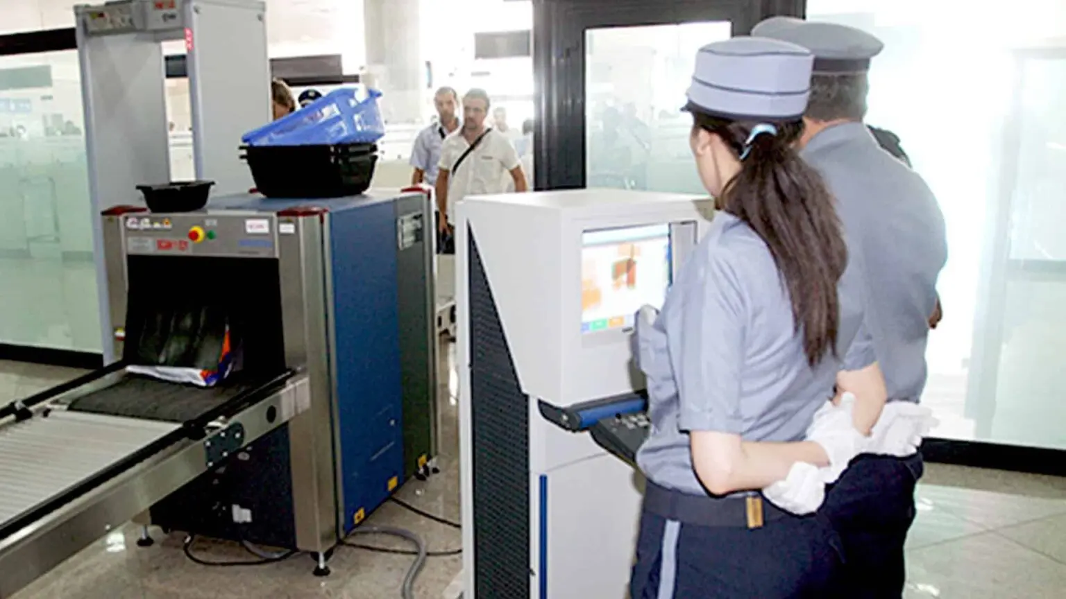 Tentative de transfert illicite de devises : trois individus arrêtés à l’aéroport d’Alger