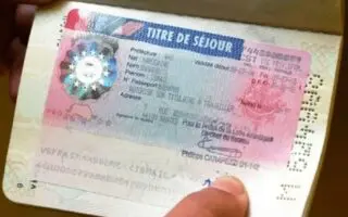 Immigration en France : titres de séjour en hausse en 2025… mais pas pour les Algériens