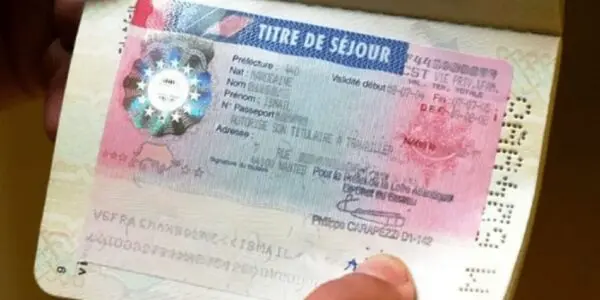 Immigration en France : titres de séjour en hausse en 2025… mais pas pour les Algériens