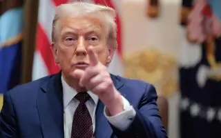 La justice américaine inflige un revers à Trump : ses restrictions sur l’immigration légale invalidées.