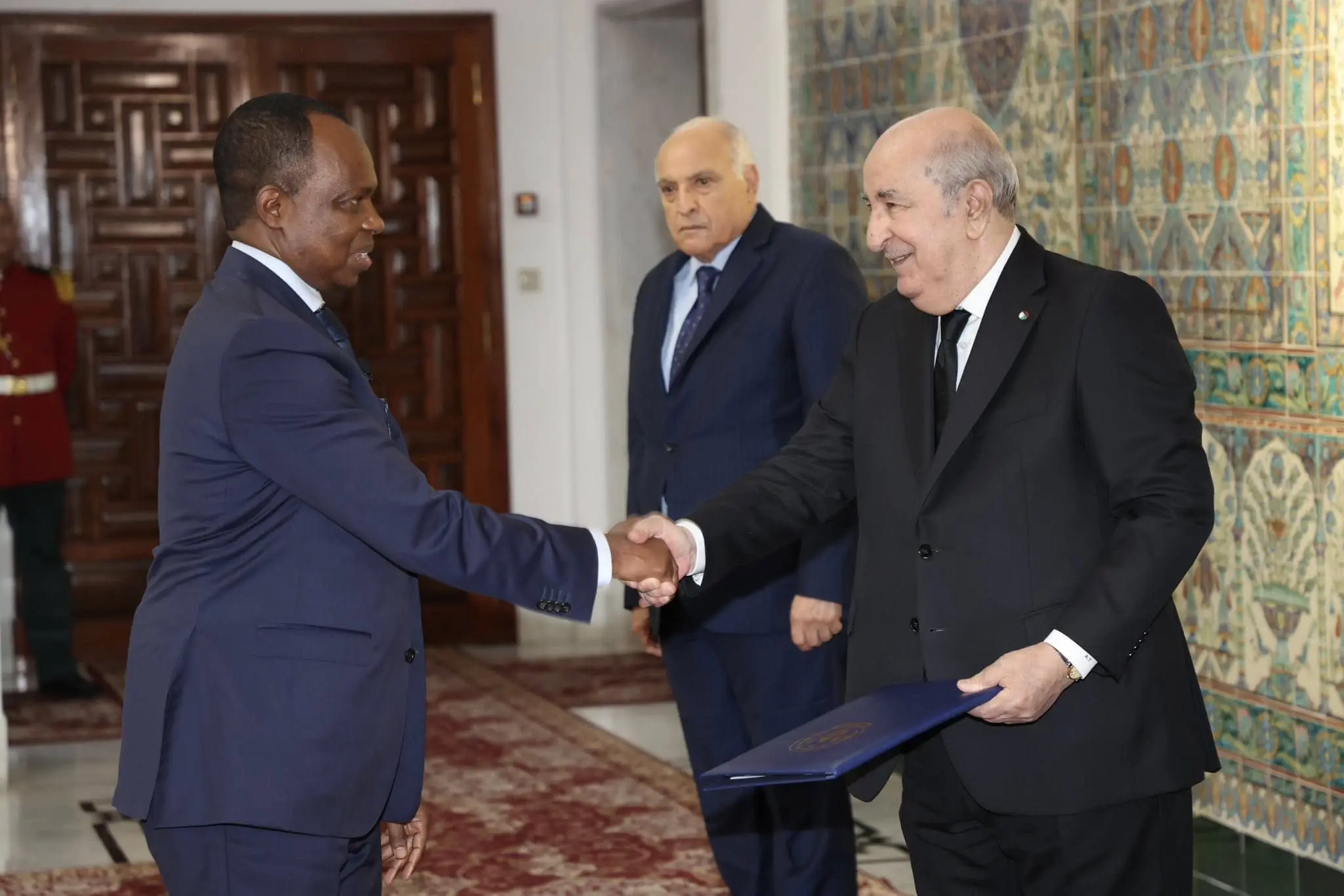Tebboune remet les lettres de créances à six nouveaux ambassadeurs