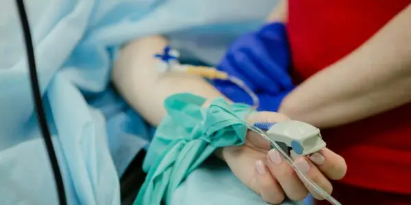 Les étrangers malades dans le viseur : la France veut supprimer le titre de séjour pour soins