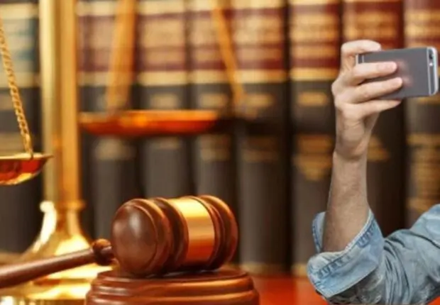 Inédit au tribunal : un accusé prend en photo le procureur général, les conséquences sont immédiates